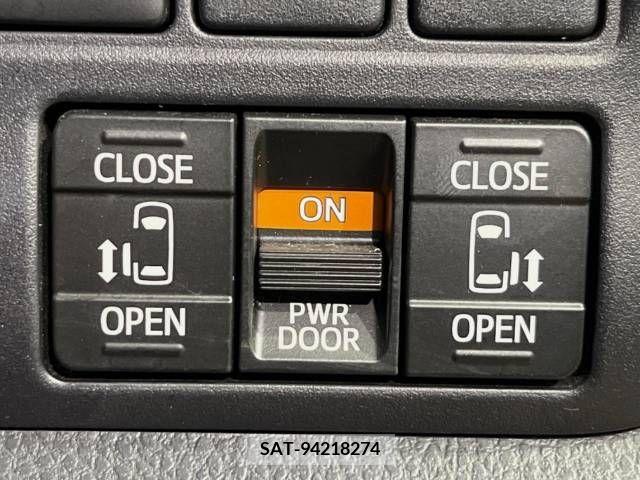 Toyota VOXY 2018-02 223529-3