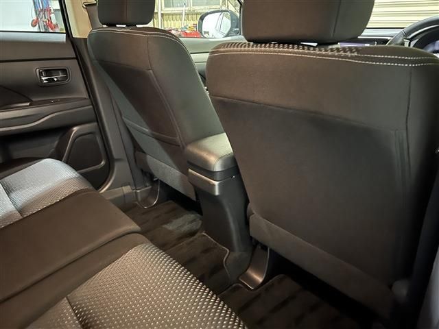 Mitsubishi OUTLANDER 2018-01 3813-14