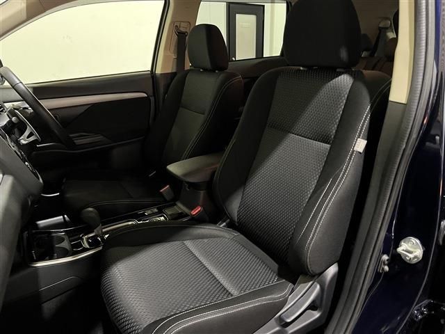 Mitsubishi OUTLANDER 2018-01 3813-8