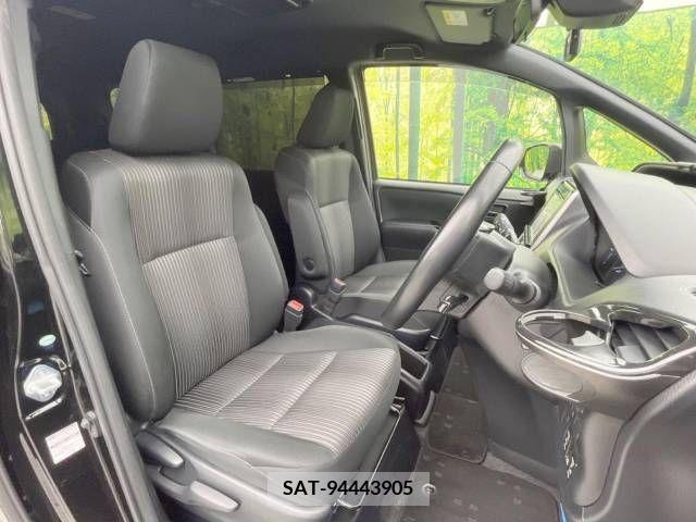Toyota VOXY HYBRID 2017-07 349491-7