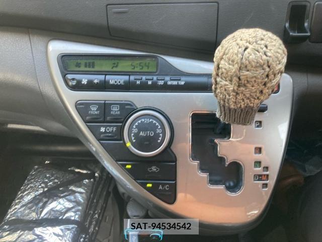 Toyota ISIS 2007-11 391474-20