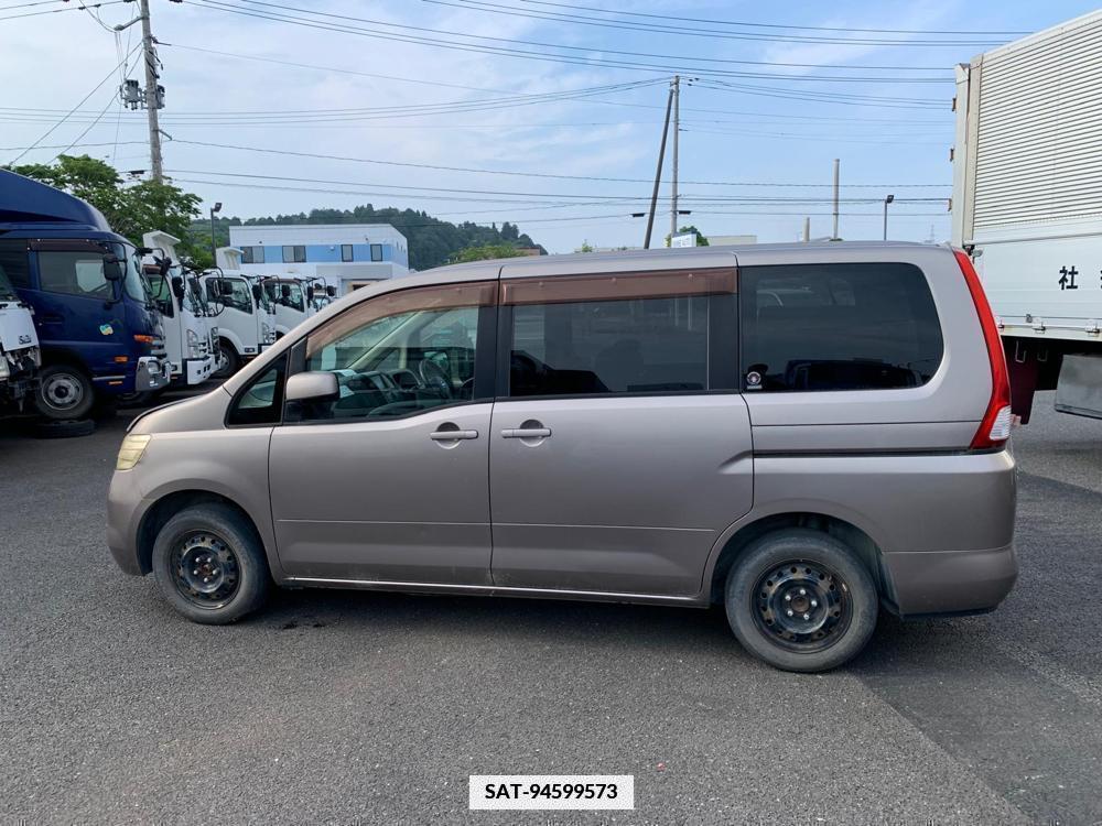 Nissan SERENA 2018-12 334613-1