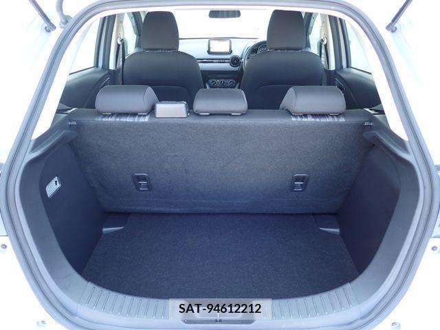 Mazda DEMIO 2017-04 301896-14