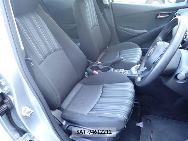 Mazda DEMIO 2017-04 301896-12