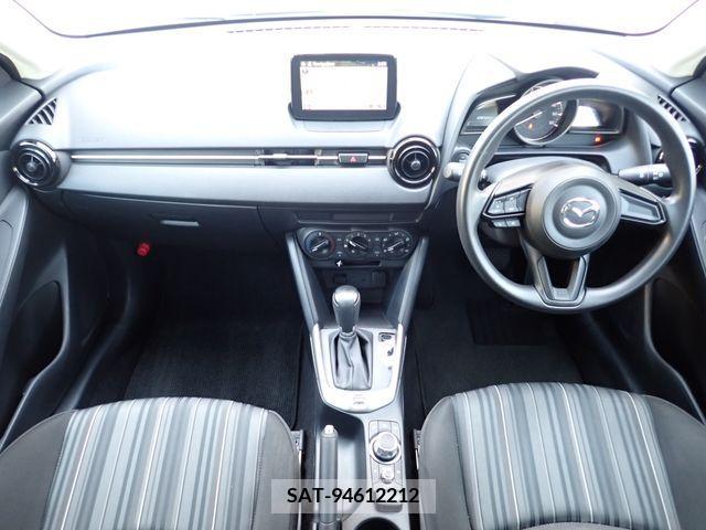 Mazda DEMIO 2017-04 301896-1