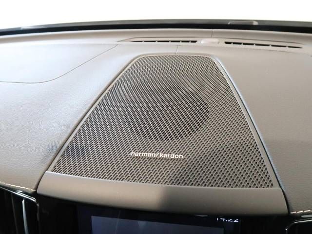 Volvo XC60 2021-02 7963-6