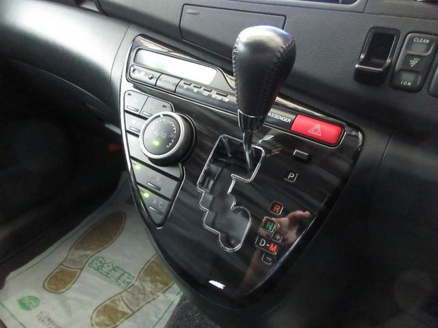 Toyota ISIS 2013-01 25283-19