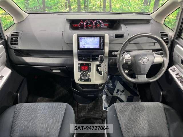 Toyota NOAH 2013-10 381179-1