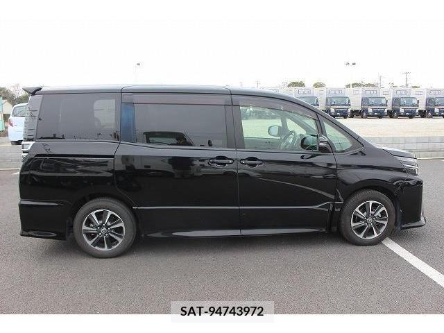 Toyota VOXY 2018-05 213840-8