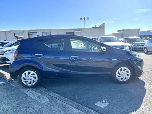 Toyota AQUA 2018-08 10911-12