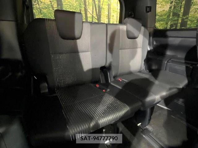 Toyota VOXY 2019-04 370424-10