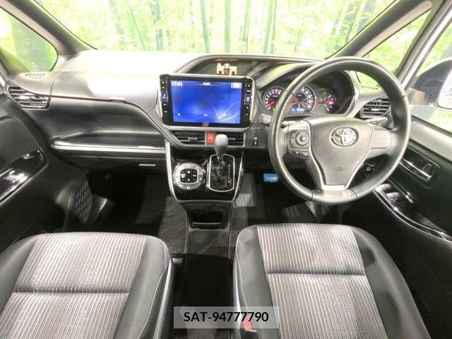 Toyota VOXY 2019-04 370424-1