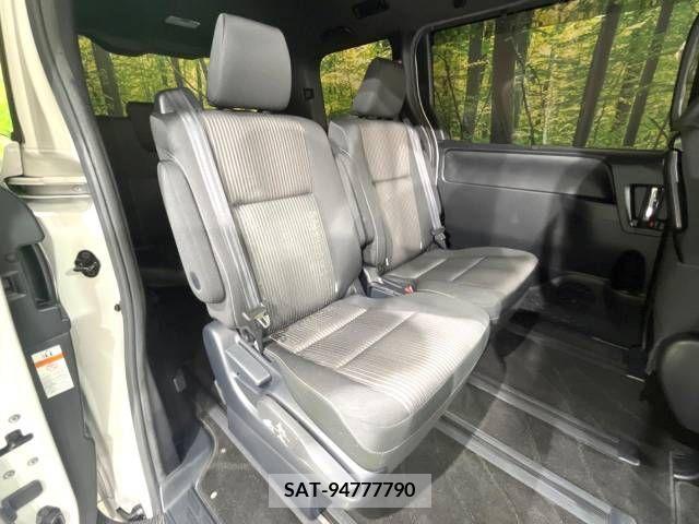 Toyota VOXY 2019-04 370424-9