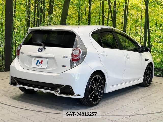 Toyota AQUA 2014-02 389355-17