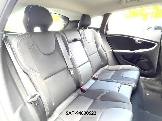 Volvo V40 2019-02 288638-11