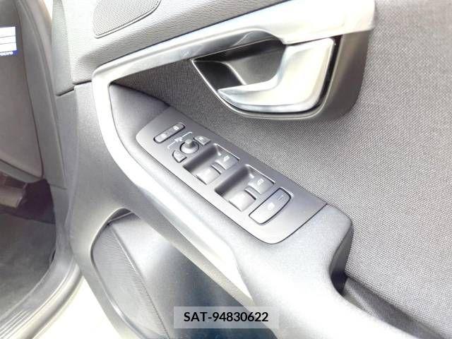 Volvo V40 2019-02 288638-17