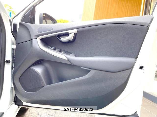 Volvo V40 2019-02 288638-16