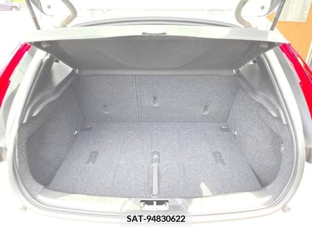 Volvo V40 2019-02 288638-13