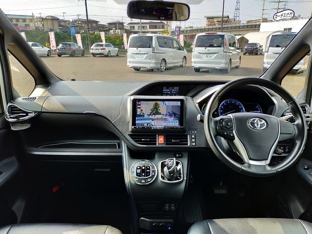 Toyota VOXY HYBRID 2014-10 13103-1