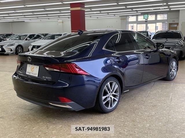 Lexus IS 2016-12 239966-4