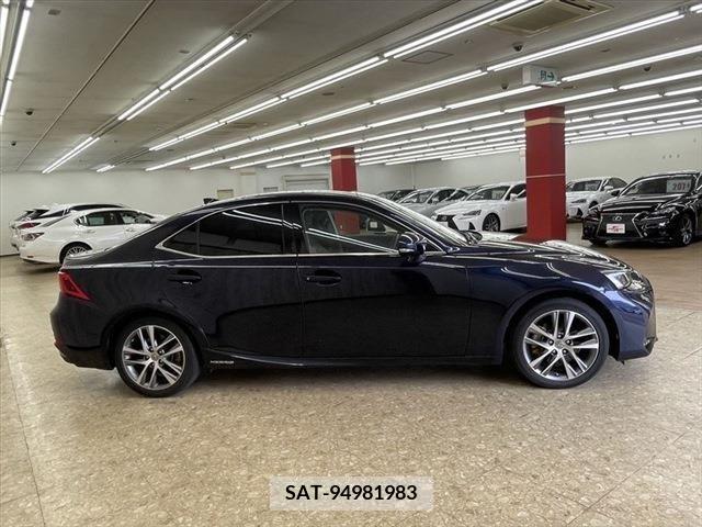 Lexus IS 2016-12 239966-3