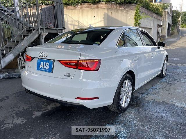 Audi A3 SEDAN 2015-06 329036-7