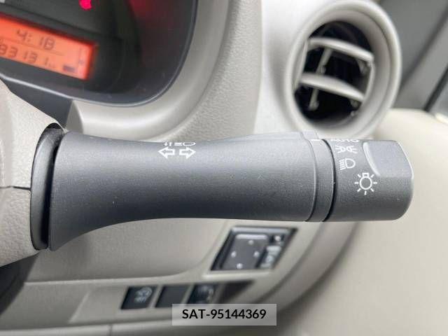 Nissan MARCH 2013-08 382493-4