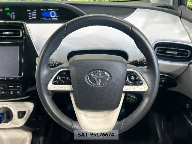 Toyota PRIUS 2016-02 366379-11
