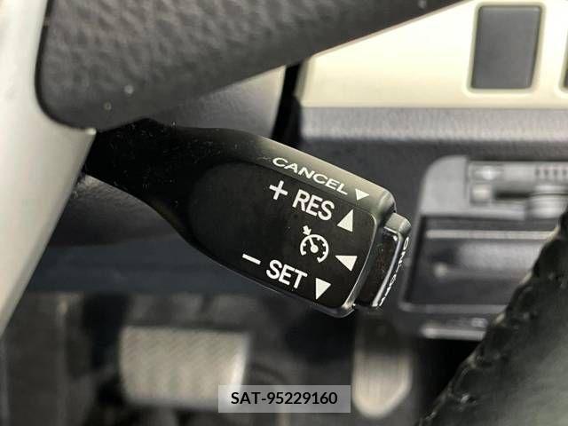 Toyota NOAH 2018-01 392834-7