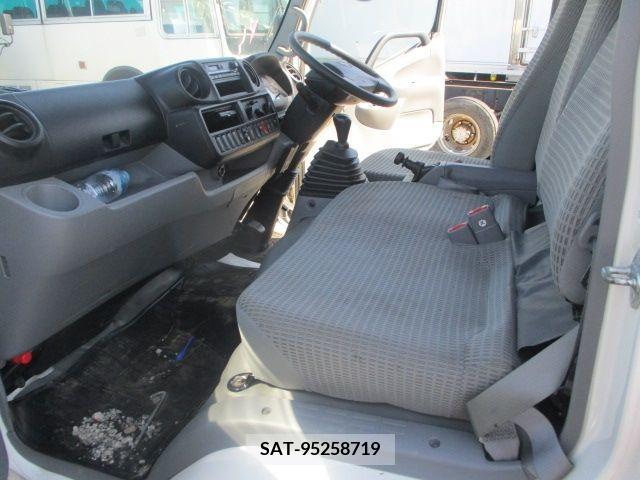 Hino DUTRO 2017-02 251834-11