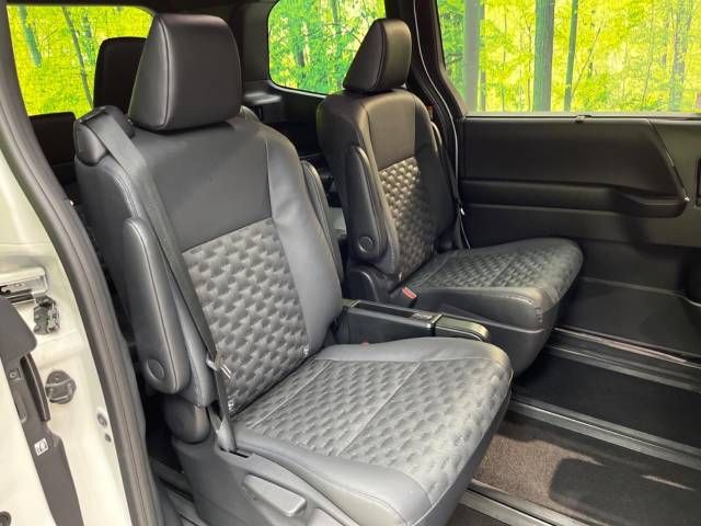 Toyota VOXY HYBRID 2022-10 19086-9