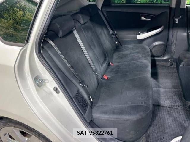 Toyota PRIUS 2013-06 322046-9