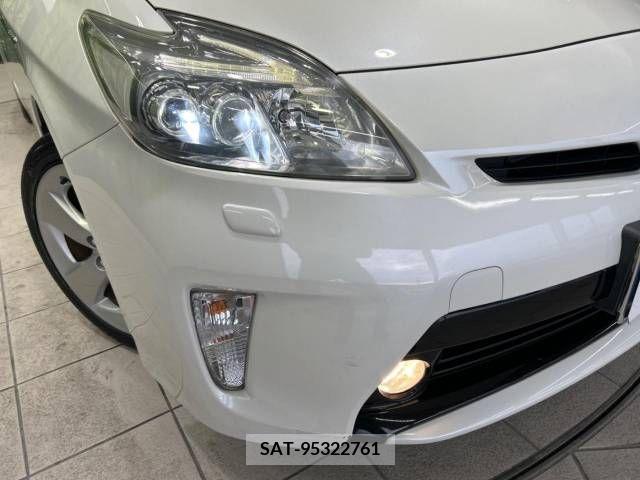 Toyota PRIUS 2013-06 322046-12