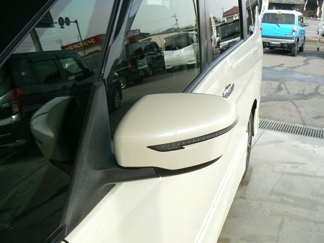 Nissan SERENA 2016-01 193206-24