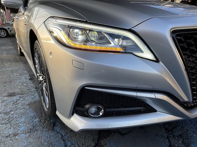Toyota CROWN SEDAN 2018-09 183904-15