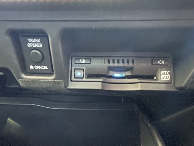 Toyota CROWN SEDAN 2018-09 183904-26