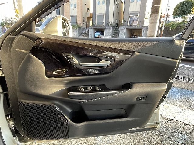 Toyota CROWN SEDAN 2018-09 183904-17