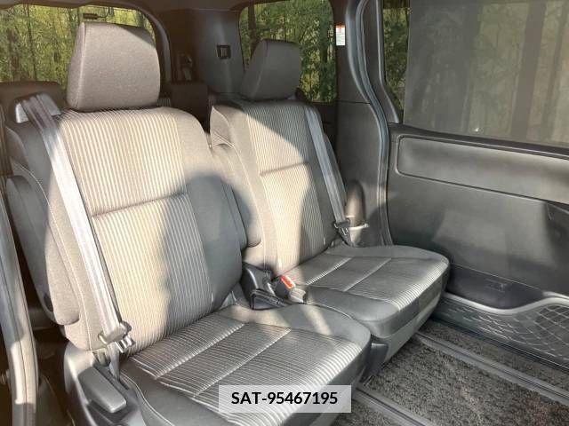 Toyota VOXY 2020-08 338112-9