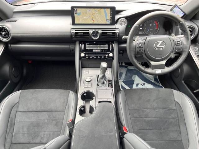 Lexus IS 2022-12 180832-1
