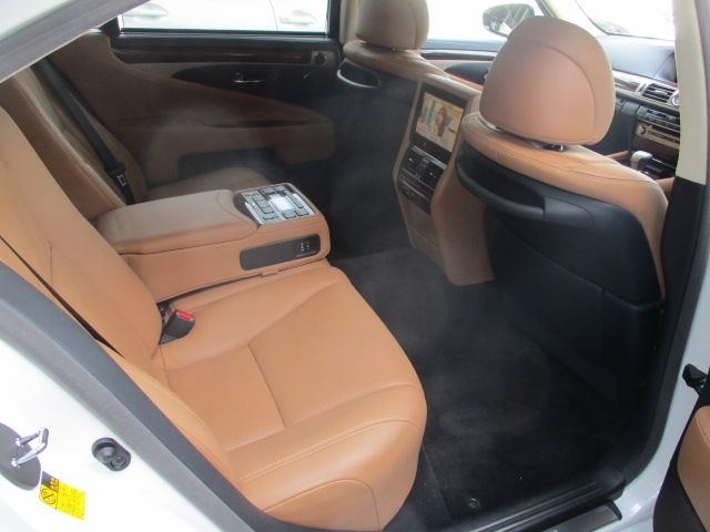 Lexus LS 2013-03 189317-11