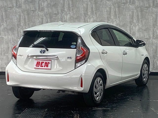 Toyota AQUA 2018-10 8242-2