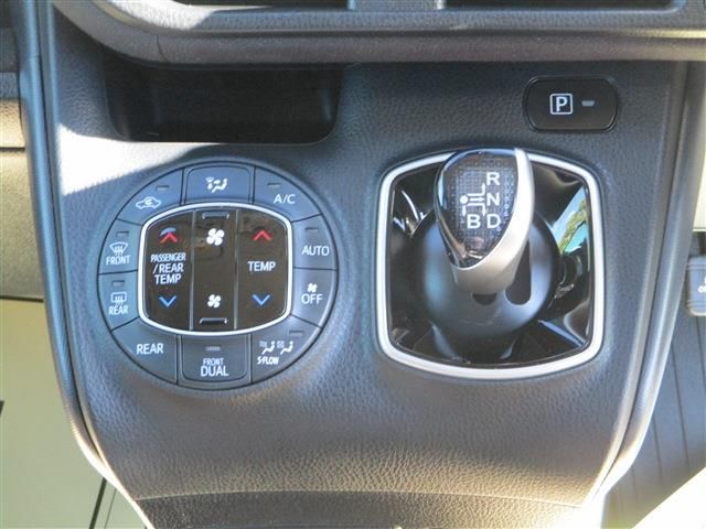 Toyota NOAH HYBRID 2017-02 187423-21