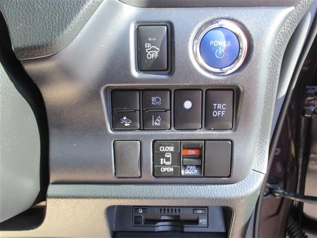 Toyota NOAH HYBRID 2017-02 187423-24