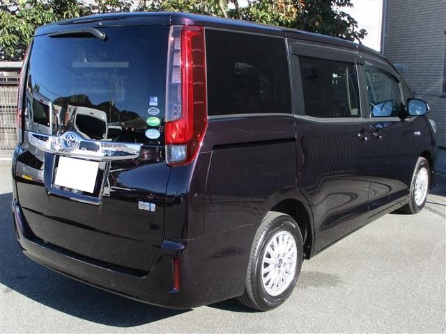 Toyota NOAH HYBRID 2017-02 187423-1