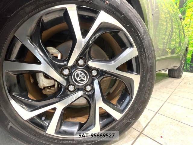 Toyota C-HR 2017-04 294975-13