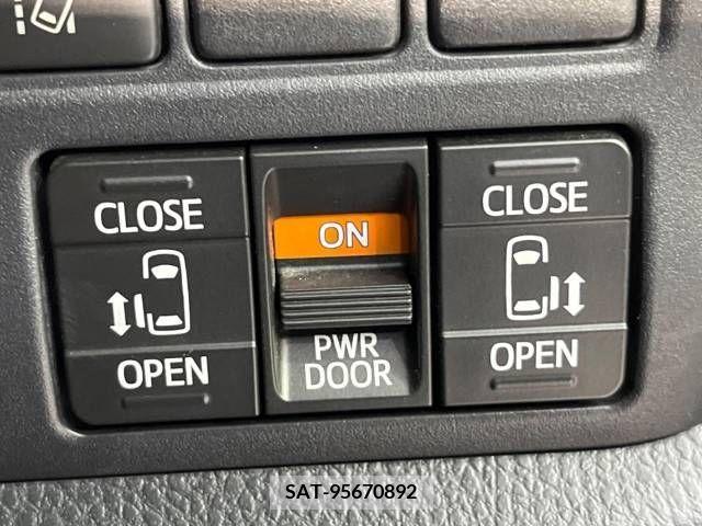 Toyota NOAH 2017-06 210439-4