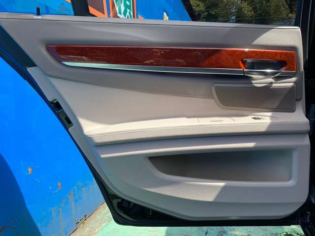 Bmw Alpina B7 2011-01 22605-15