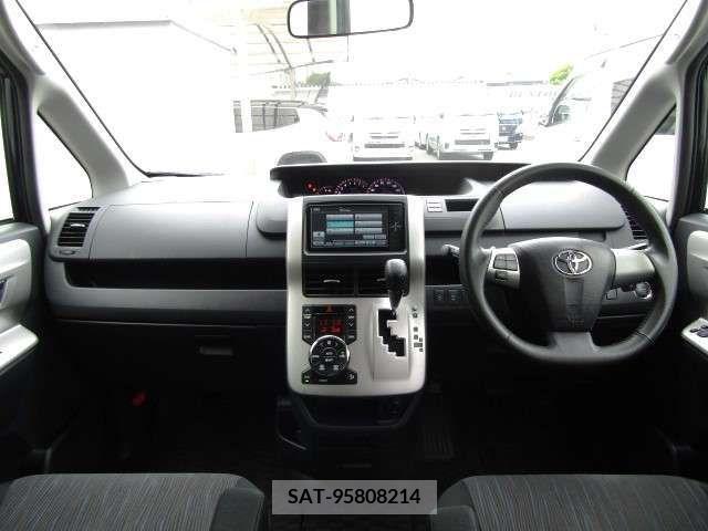Toyota VOXY 2010-10 289206-8
