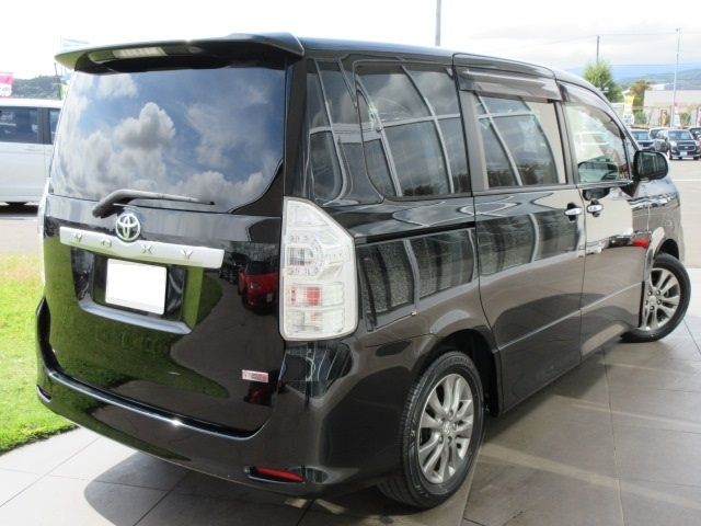 Toyota VOXY 2011-02 26504-1