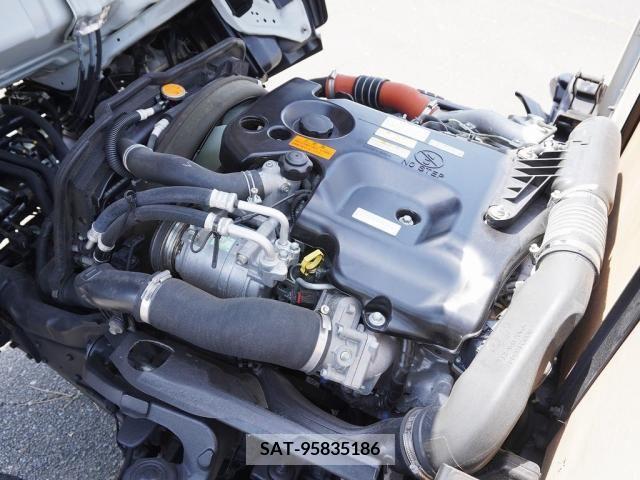 Mazda TITAN 2018-01 237433-17